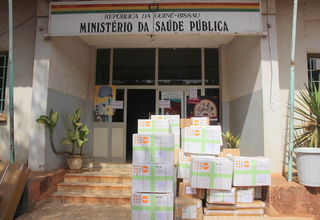 Governo da Guiné-Bissau recebe doação de equipamentos hospitalares e kits de cesariana