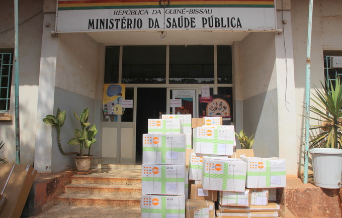 Governo da Guiné-Bissau recebe doação de equipamentos hospitalares e kits de cesariana