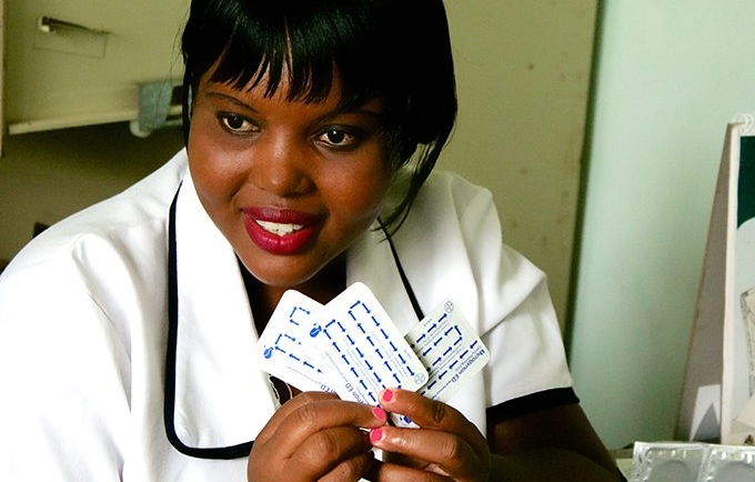 « Je pensais que la planification familiale était pour les personnes mariées et non pour les filles », a déclaré Blessings Sonkhanani, une infirmière au Malawi, en 2015. Elle a été formée pour fournir des informations et des soins en matière de santé sexuelle et reproductive aux jeunes. « Maintenant, je sais que toute personne en âge de procréer peut avoir accès à la planification familiale », at-elle dit. © UNFPA/Meaghan Charkowick