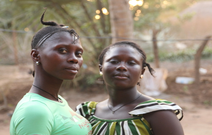 Ana Kabi e Zaida Na N'fad, numa igreja evangélica apoiada pelo UNFPA em Cátio, Província Sul da Guiné-Bissau