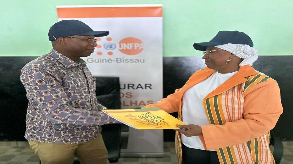 Minister of Public Heatlh and UNFPA Representative exchanging the handover Memorandum