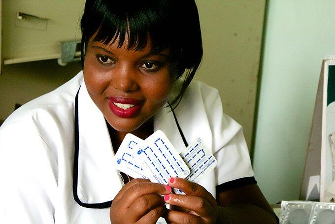 « Je pensais que la planification familiale était pour les personnes mariées et non pour les filles », a déclaré Blessings Sonkhanani, une infirmière au Malawi, en 2015. Elle a été formée pour fournir des informations et des soins en matière de santé sexuelle et reproductive aux jeunes. « Maintenant, je sais que toute personne en âge de procréer peut avoir accès à la planification familiale », at-elle dit. © UNFPA/Meaghan Charkowick