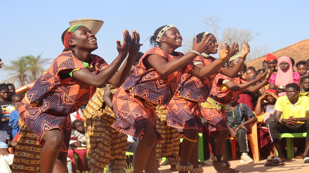 Membros do Ballet Nacional da Guiné-Bissau, Nossa Pátria Amada, dançam durante uma apresentação no mercado local de Bissorã