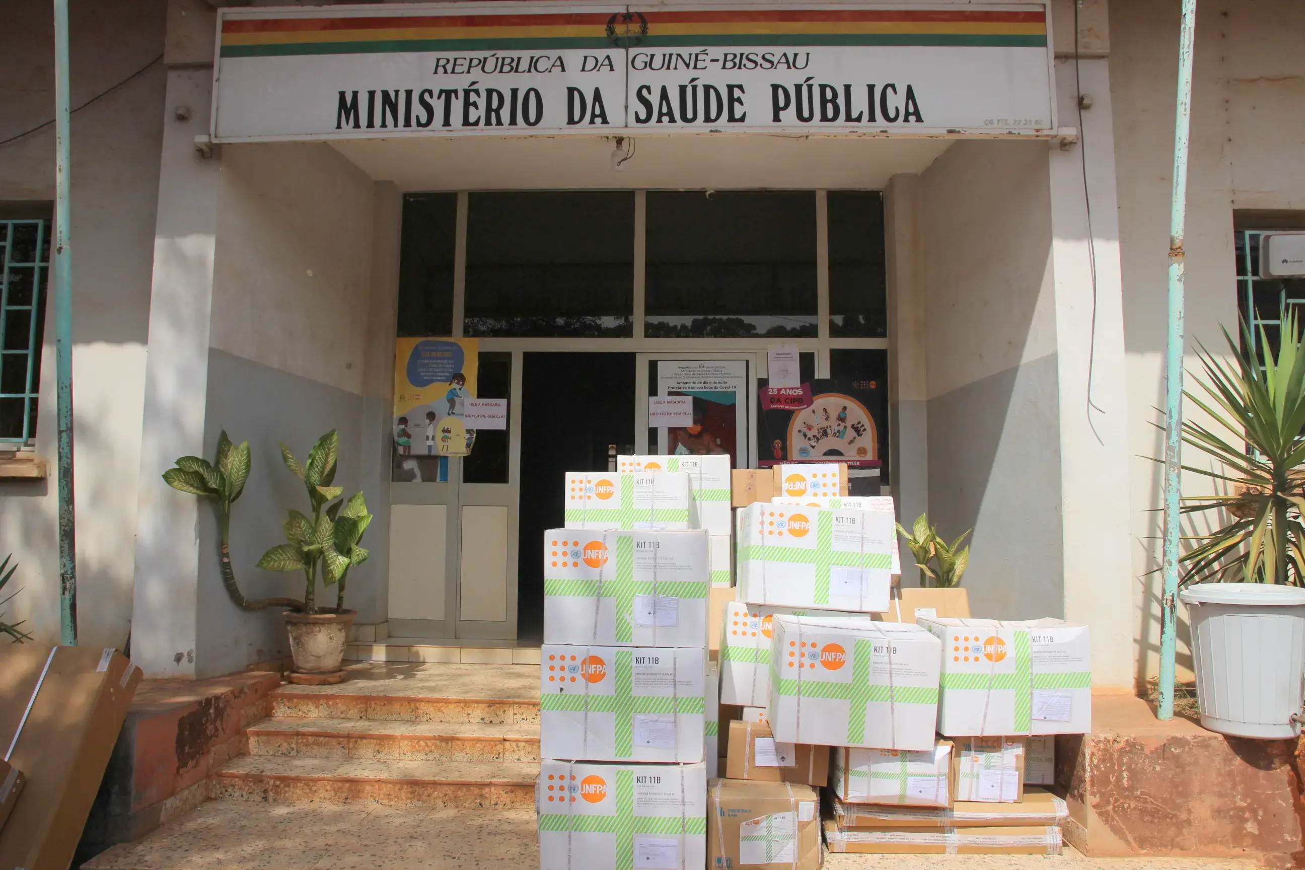 Guinea-Bissau government receives donation of hospital equipment and cesarean kits