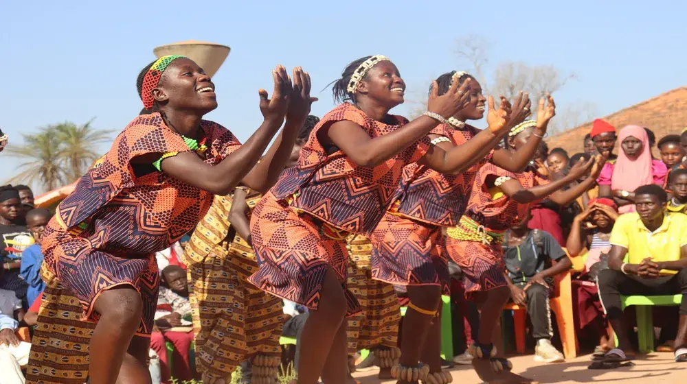 Um teatro móvel suscita conversas e muda mentalidades sobre a violência baseada no género na Guiné-Bissau